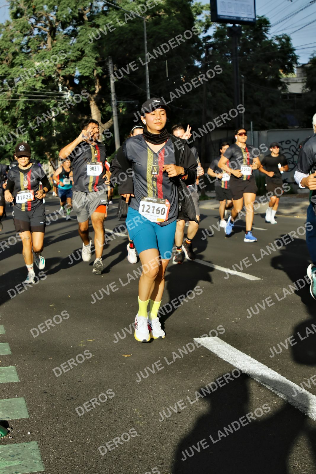 Foto de la X Carrera Leones Negros Red Cola 2026 en Rectoría General de la UdeG, Av. Juárez 976 (meta en Av. Enrique Díaz de León y Pedro Moreno), Guadalajara a las 07:50 · dorsal 12160, 9021, 11828, 426