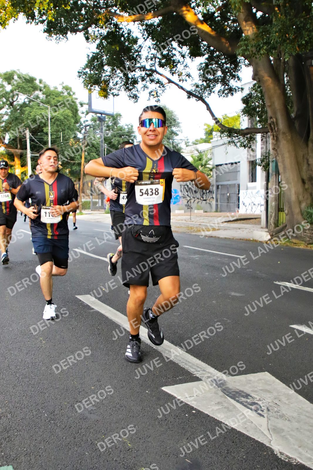 Foto de la X Carrera Leones Negros Red Cola 2026 en Rectoría General de la UdeG, Av. Juárez 976 (meta en Av. Enrique Díaz de León y Pedro Moreno), Guadalajara a las 05:05 · dorsal 5438, 1766, 47