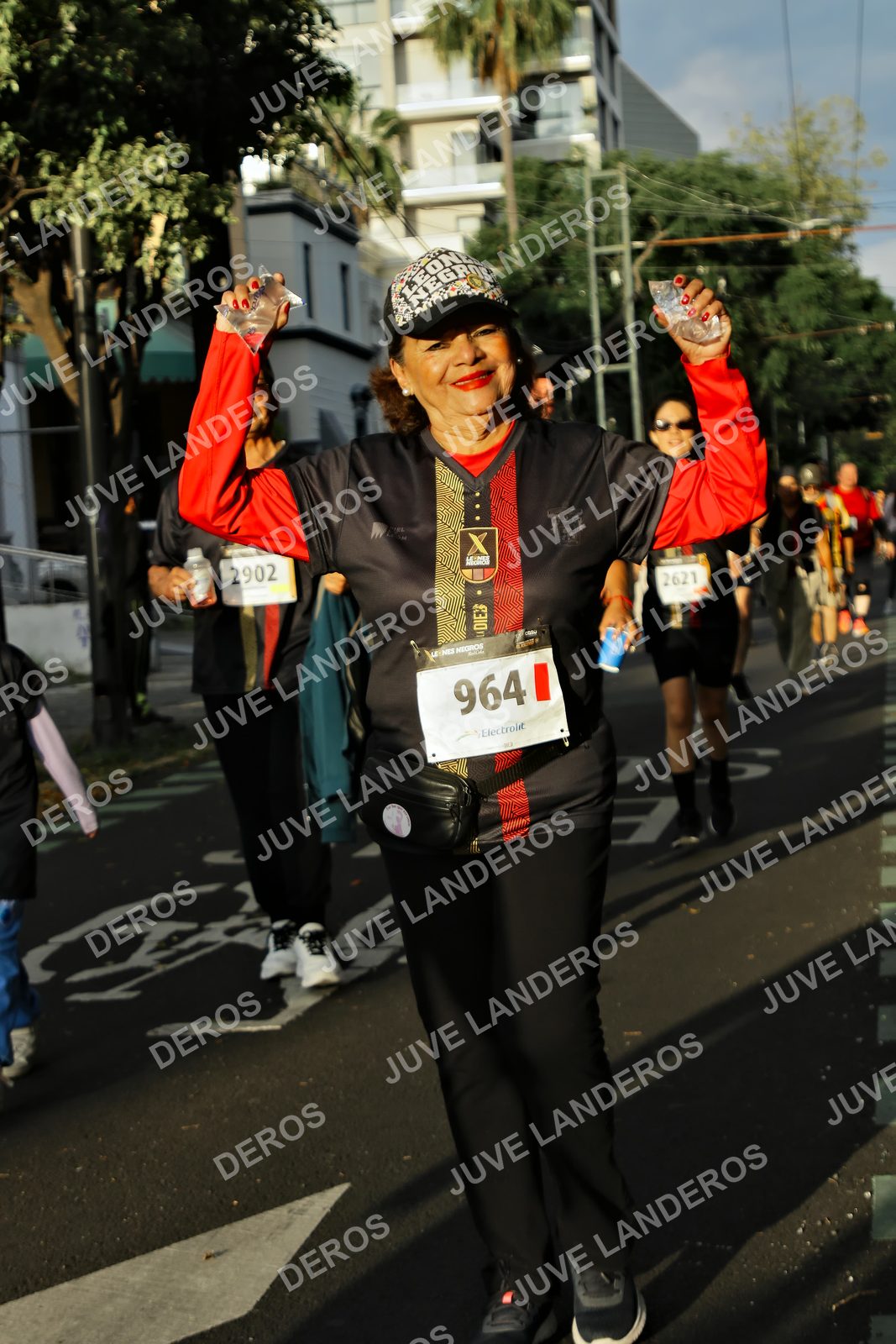 Foto de la X Carrera Leones Negros Red Cola 2026 en Rectoría General de la UdeG, Av. Juárez 976 (meta en Av. Enrique Díaz de León y Pedro Moreno), Guadalajara a las 07:31 · dorsal 964, 2902, 2621