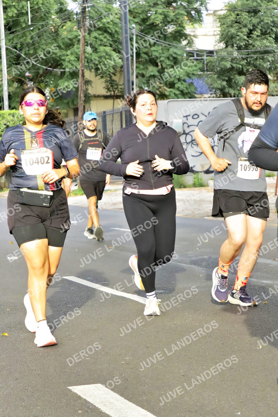 Foto de la X Carrera Leones Negros Red Cola 2026 en Rectoría General de la UdeG, Av. Juárez 976 (meta en Av. Enrique Díaz de León y Pedro Moreno), Guadalajara a las 08:10 · dorsal 10998, 10402