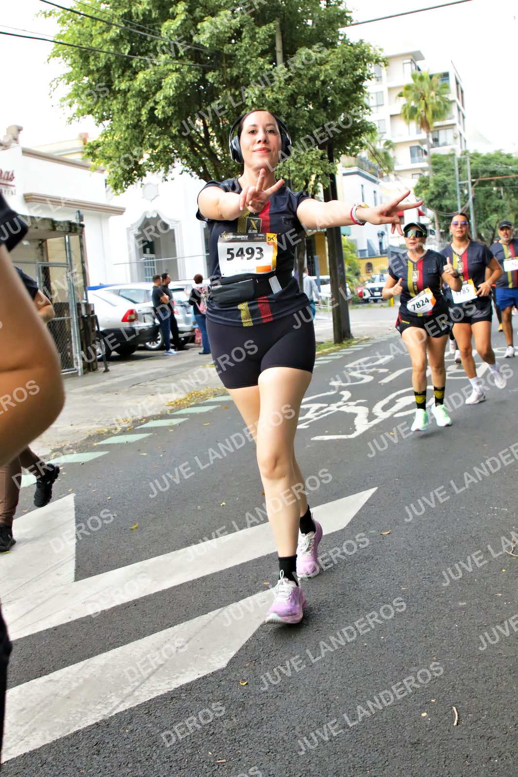 Foto de la X Carrera Leones Negros Red Cola 2026 en Rectoría General de la UdeG, Av. Juárez 976 (meta en Av. Enrique Díaz de León y Pedro Moreno), Guadalajara a las 07:16 · dorsal 5493, 7824