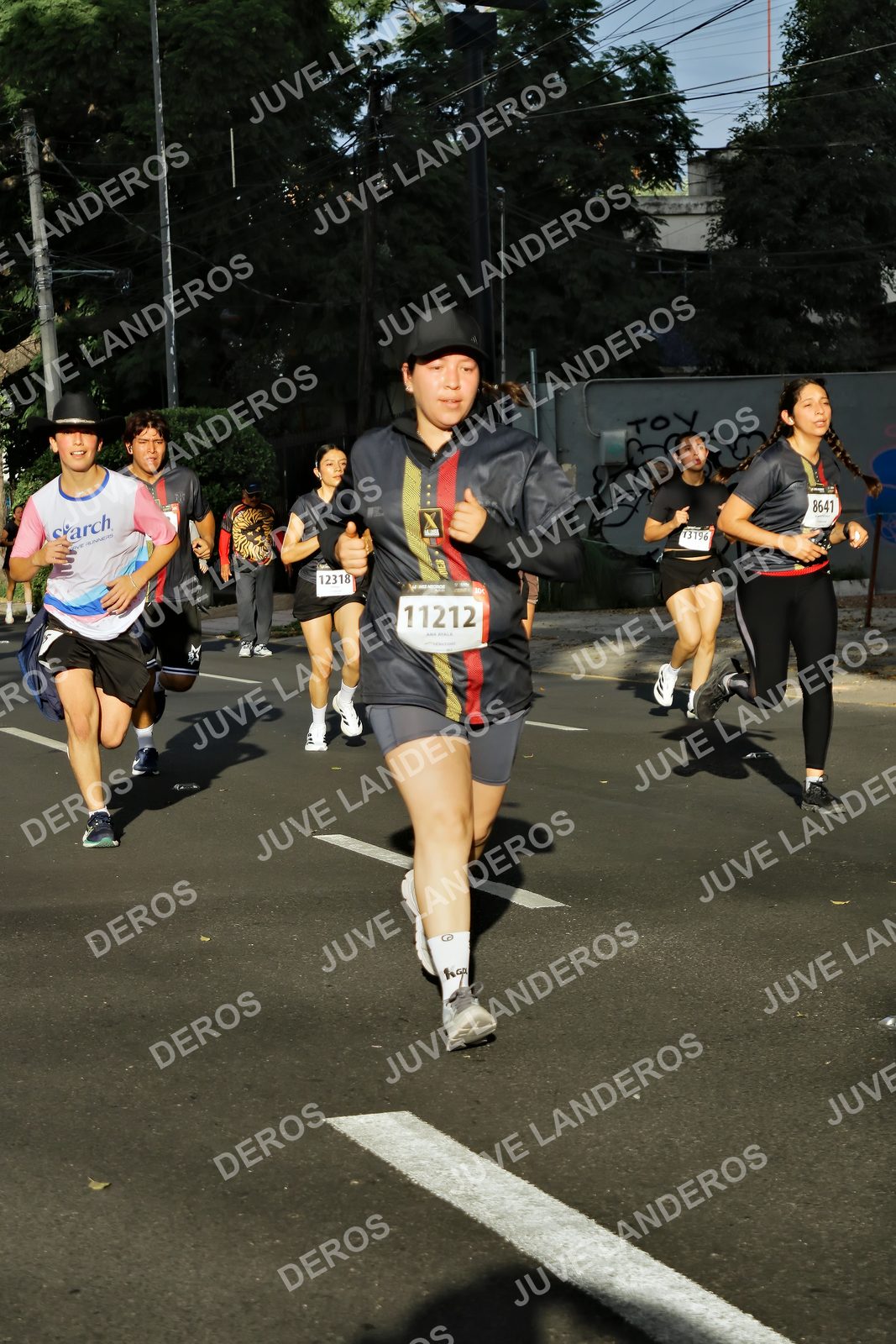 Foto de la X Carrera Leones Negros Red Cola 2026 en Rectoría General de la UdeG, Av. Juárez 976 (meta en Av. Enrique Díaz de León y Pedro Moreno), Guadalajara a las 07:53 · dorsal 11212, 8641, 12318, 13196