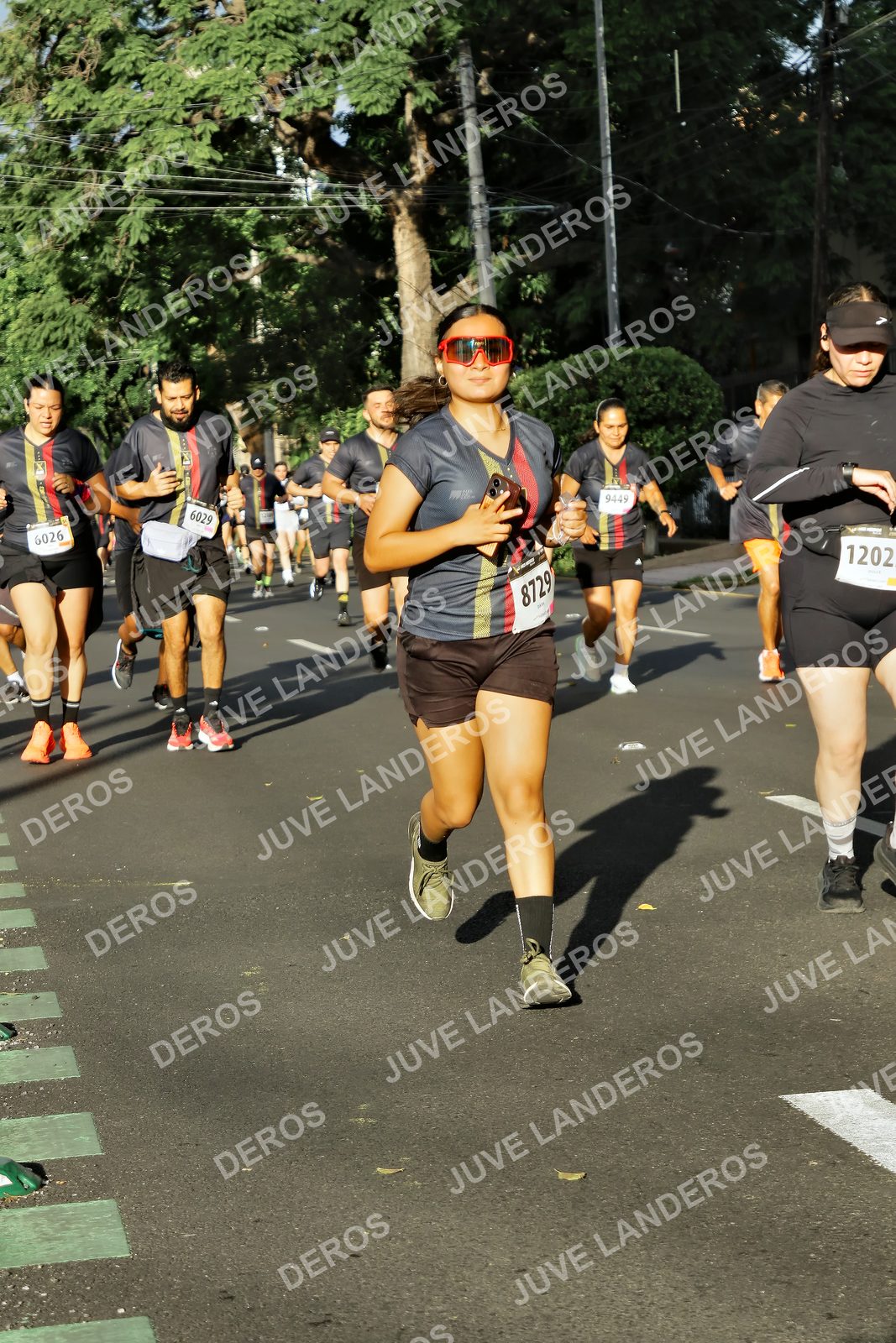 Foto de la X Carrera Leones Negros Red Cola 2026 en Rectoría General de la UdeG, Av. Juárez 976 (meta en Av. Enrique Díaz de León y Pedro Moreno), Guadalajara a las 07:54 · dorsal 1202, 8729, 6029, 6026