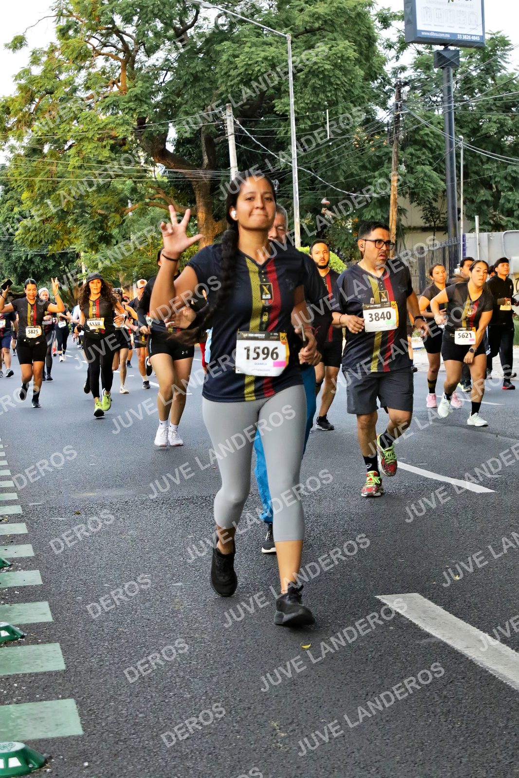 Foto de la X Carrera Leones Negros Red Cola 2026 en Rectoría General de la UdeG, Av. Juárez 976 (meta en Av. Enrique Díaz de León y Pedro Moreno), Guadalajara a las 05:08 · dorsal 1596, 3840, 5621, 5825