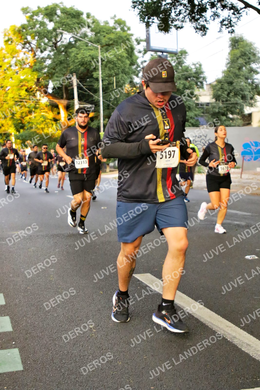 Foto de la X Carrera Leones Negros Red Cola 2026 en Rectoría General de la UdeG, Av. Juárez 976 (meta en Av. Enrique Díaz de León y Pedro Moreno), Guadalajara a las 05:00 · dorsal 5197, 12313, 5670