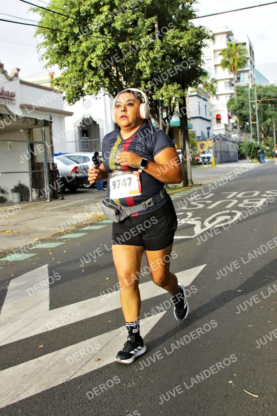 Foto de la X Carrera Leones Negros Red Cola 2026 en Rectoría General de la UdeG, Av. Juárez 976 (meta en Av. Enrique Díaz de León y Pedro Moreno), Guadalajara a las 08:12 · dorsal 9747