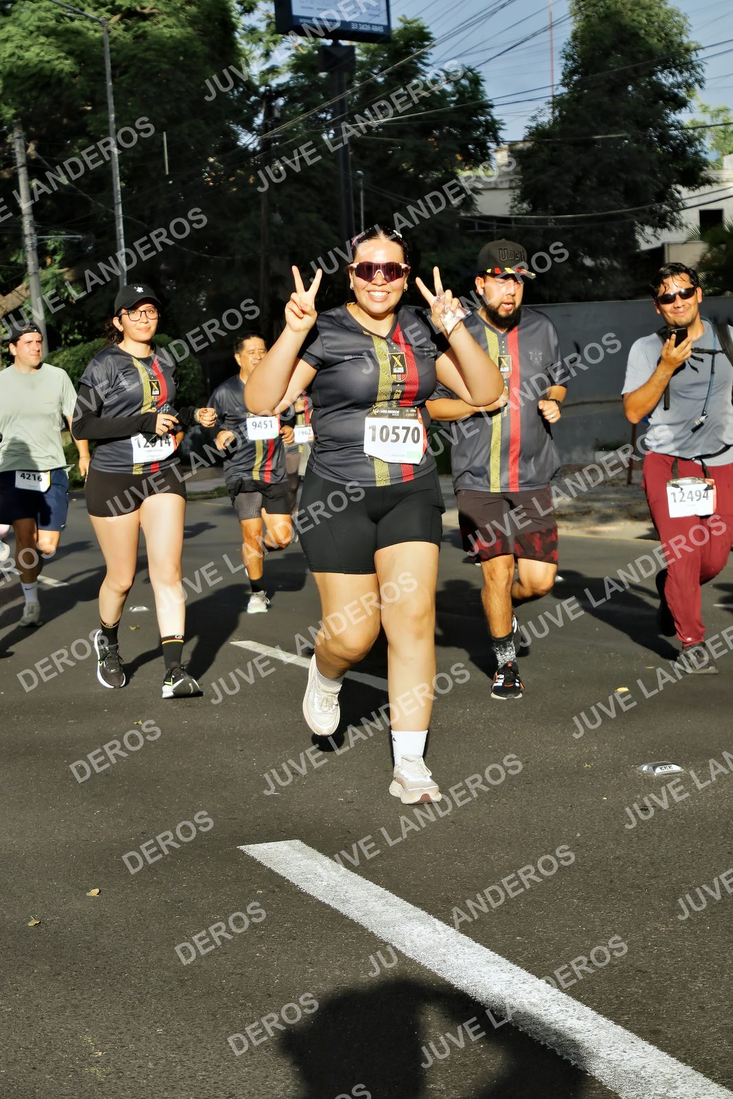 Foto de la X Carrera Leones Negros Red Cola 2026 en Rectoría General de la UdeG, Av. Juárez 976 (meta en Av. Enrique Díaz de León y Pedro Moreno), Guadalajara a las 07:56 · dorsal 10570, 4216, 12494, 9451