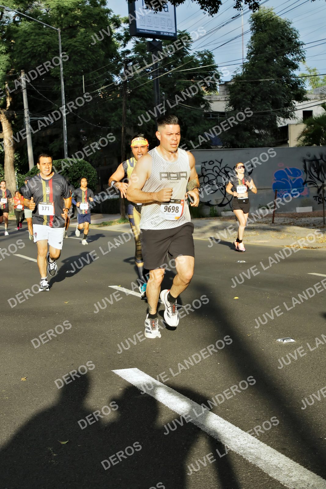 Foto de la X Carrera Leones Negros Red Cola 2026 en Rectoría General de la UdeG, Av. Juárez 976 (meta en Av. Enrique Díaz de León y Pedro Moreno), Guadalajara a las 07:43 · dorsal 9698, 371, 12389