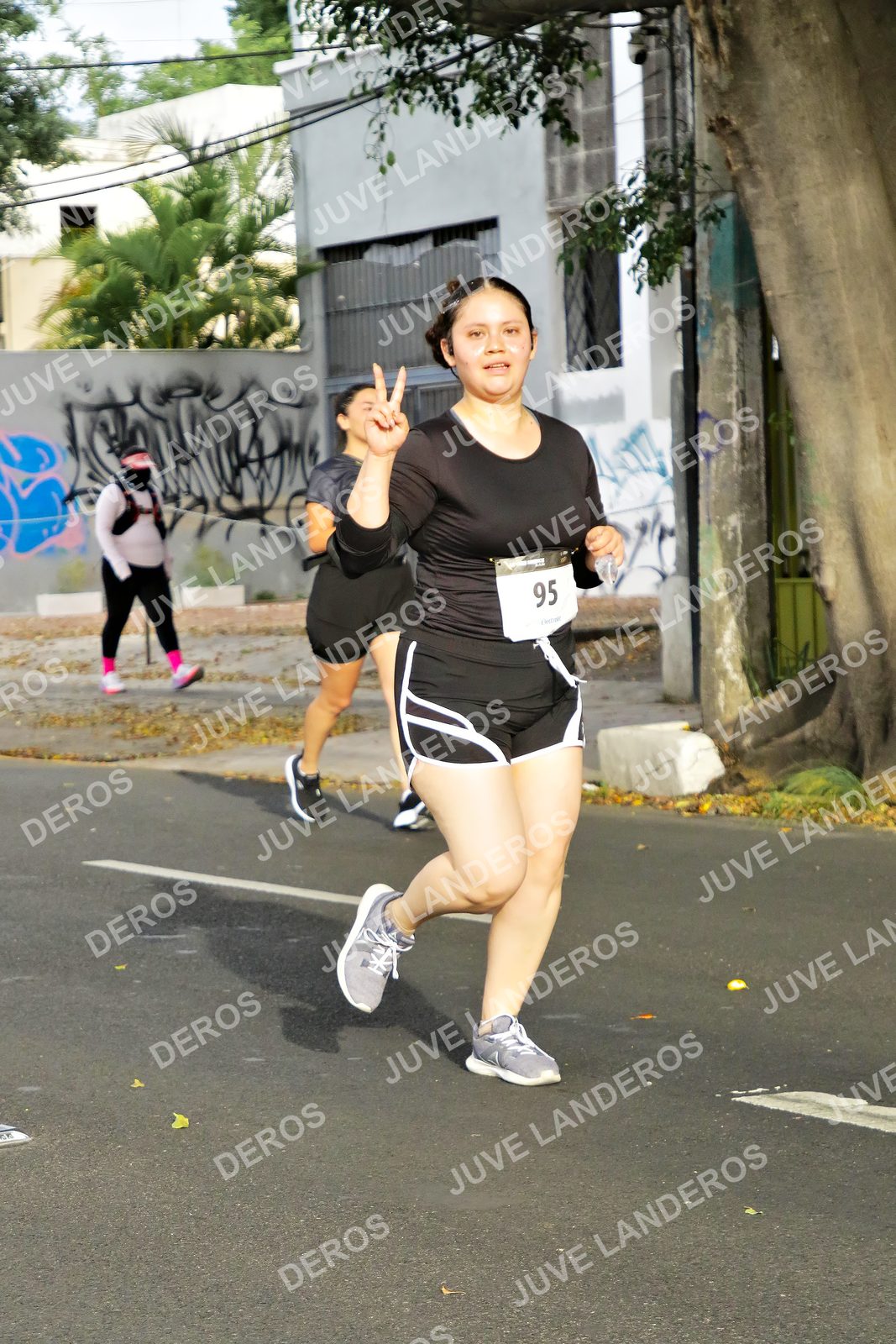 Foto de la X Carrera Leones Negros Red Cola 2026 en Rectoría General de la UdeG, Av. Juárez 976 (meta en Av. Enrique Díaz de León y Pedro Moreno), Guadalajara a las 08:13 · dorsal 95