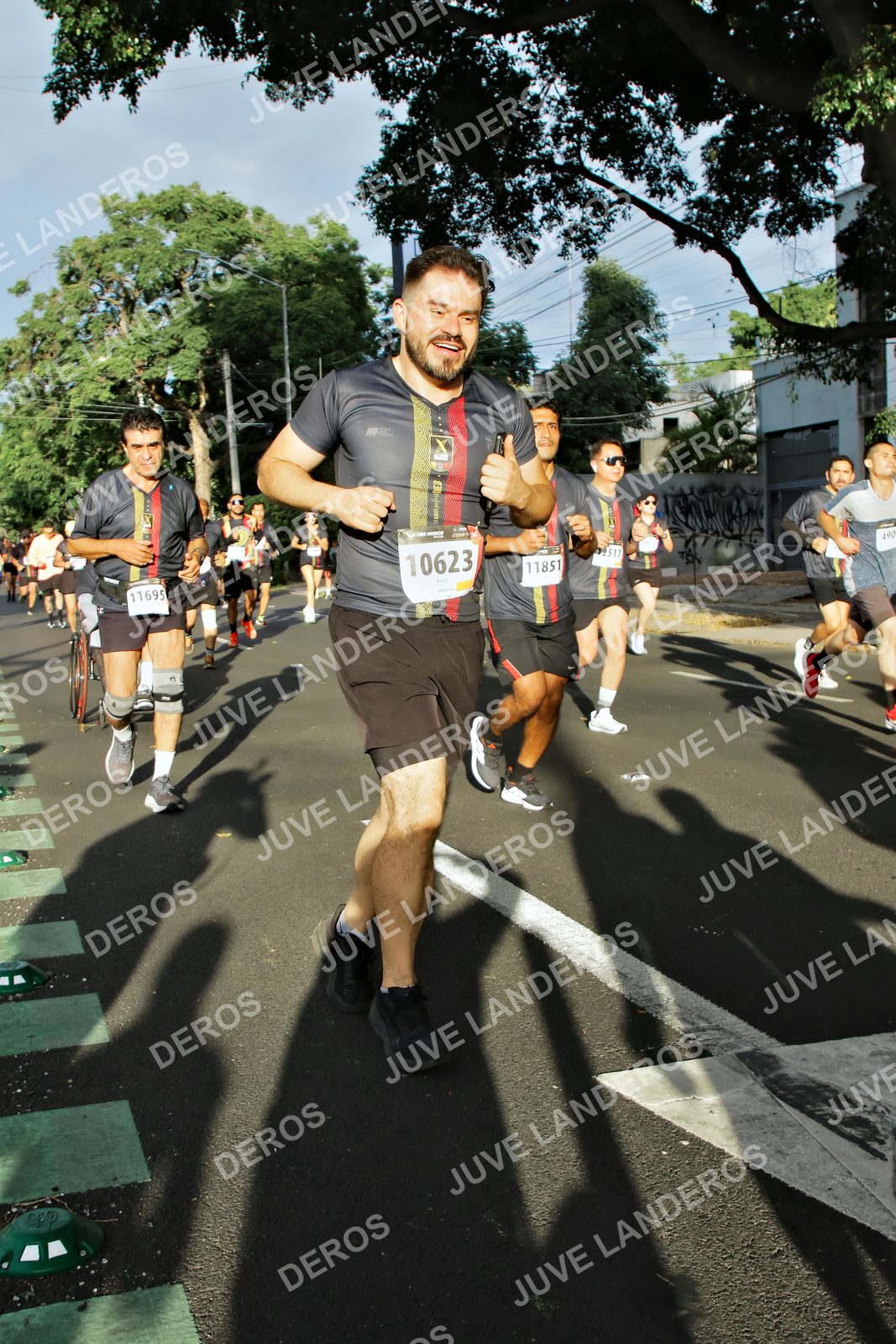 Foto de la X Carrera Leones Negros Red Cola 2026 en Rectoría General de la UdeG, Av. Juárez 976 (meta en Av. Enrique Díaz de León y Pedro Moreno), Guadalajara a las 07:45 · dorsal 10623, 11695, 11851
