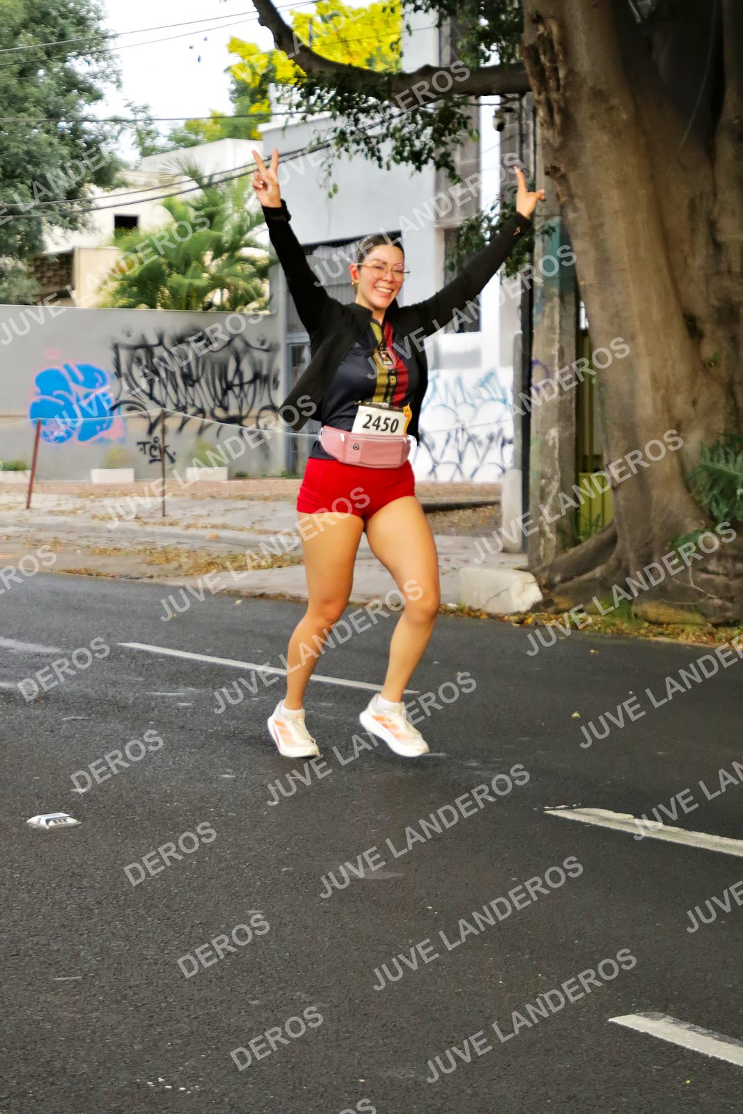 Foto de la X Carrera Leones Negros Red Cola 2026 en Rectoría General de la UdeG, Av. Juárez 976 (meta en Av. Enrique Díaz de León y Pedro Moreno), Guadalajara a las 05:02 · dorsal 2450