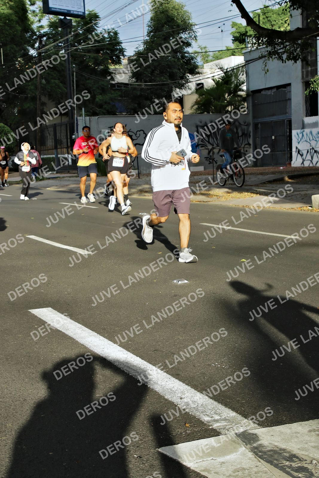 Foto de la X Carrera Leones Negros Red Cola 2026 en Rectoría General de la UdeG, Av. Juárez 976 (meta en Av. Enrique Díaz de León y Pedro Moreno), Guadalajara a las 07:55 · dorsal 10535