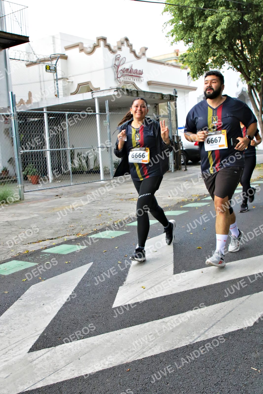 Foto de la X Carrera Leones Negros Red Cola 2026 en Rectoría General de la UdeG, Av. Juárez 976 (meta en Av. Enrique Díaz de León y Pedro Moreno), Guadalajara a las 05:12 · dorsal 6666, 6667
