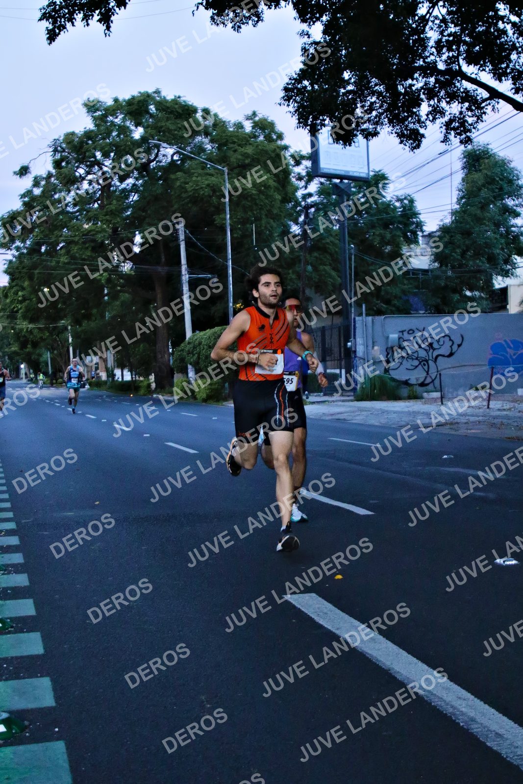 Foto de la X Carrera Leones Negros Red Cola 2026 en Rectoría General de la UdeG, Av. Juárez 976 (meta en Av. Enrique Díaz de León y Pedro Moreno), Guadalajara a las 04:50 · dorsal 95