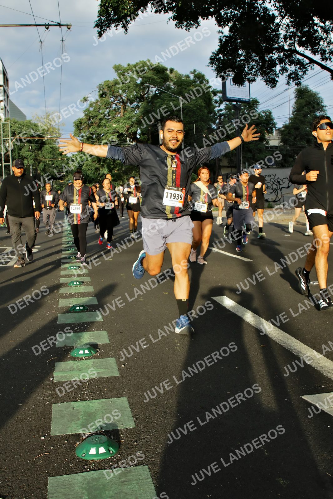 Foto de la X Carrera Leones Negros Red Cola 2026 en Rectoría General de la UdeG, Av. Juárez 976 (meta en Av. Enrique Díaz de León y Pedro Moreno), Guadalajara a las 07:35 · dorsal 11939, 4080, 10296, 3005