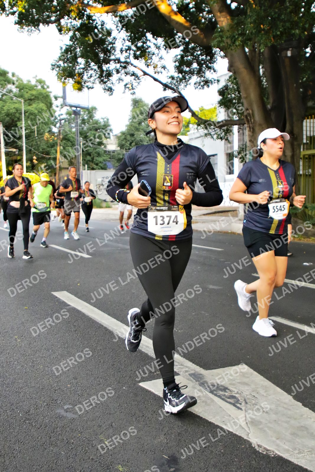 Foto de la X Carrera Leones Negros Red Cola 2026 en Rectoría General de la UdeG, Av. Juárez 976 (meta en Av. Enrique Díaz de León y Pedro Moreno), Guadalajara a las 05:04 · dorsal 1374, 5545, 6073, 50