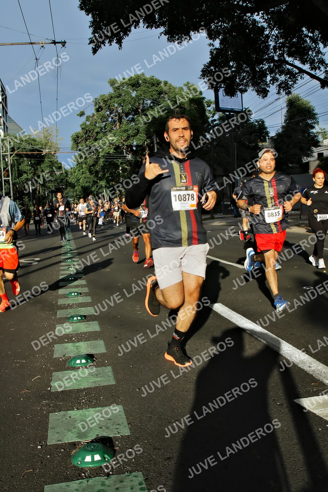 Foto de la X Carrera Leones Negros Red Cola 2026 en Rectoría General de la UdeG, Av. Juárez 976 (meta en Av. Enrique Díaz de León y Pedro Moreno), Guadalajara a las 07:51 · dorsal 10878, 8835, 8355
