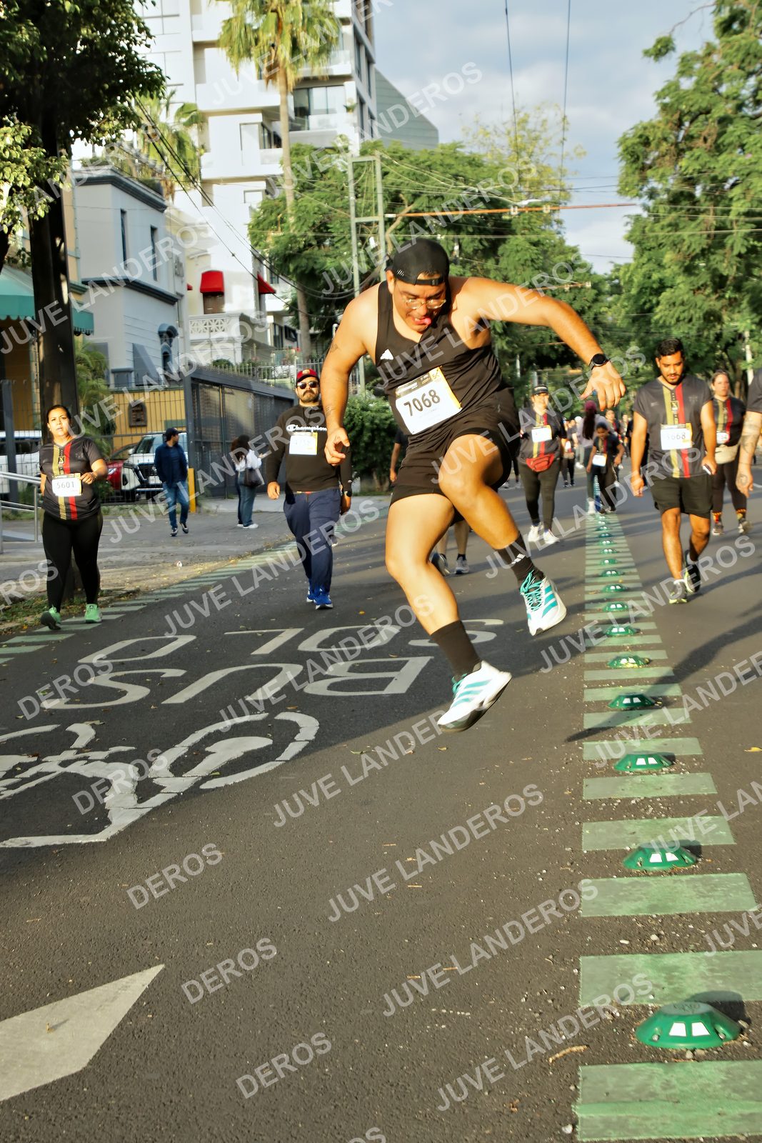 Foto de la X Carrera Leones Negros Red Cola 2026 en Rectoría General de la UdeG, Av. Juárez 976 (meta en Av. Enrique Díaz de León y Pedro Moreno), Guadalajara a las 07:32 · dorsal 7068, 5601