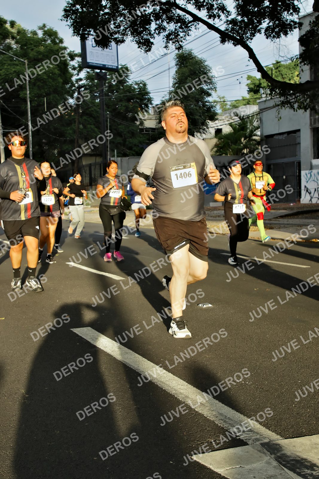 Foto de la X Carrera Leones Negros Red Cola 2026 en Rectoría General de la UdeG, Av. Juárez 976 (meta en Av. Enrique Díaz de León y Pedro Moreno), Guadalajara a las 07:30 · dorsal 1406, 1272, 2039