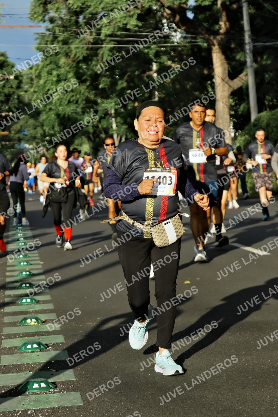 Foto de la X Carrera Leones Negros Red Cola 2026 en Rectoría General de la UdeG, Av. Juárez 976 (meta en Av. Enrique Díaz de León y Pedro Moreno), Guadalajara a las 07:53 · dorsal 9849