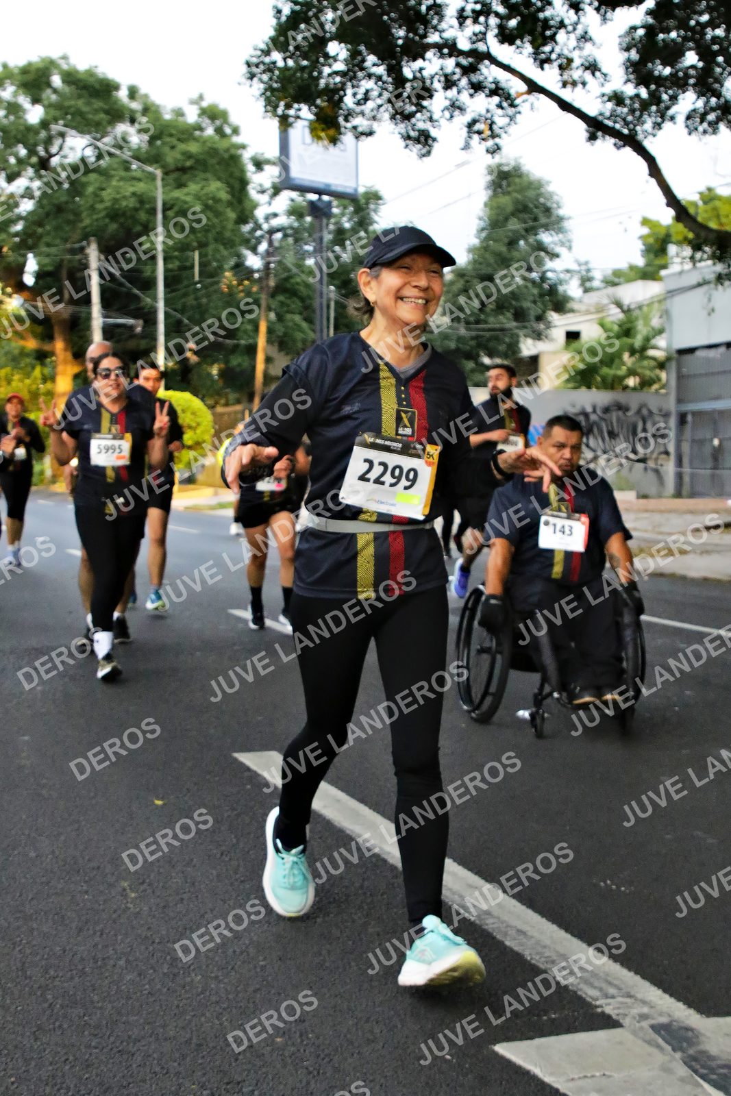 Foto de la X Carrera Leones Negros Red Cola 2026 en Rectoría General de la UdeG, Av. Juárez 976 (meta en Av. Enrique Díaz de León y Pedro Moreno), Guadalajara a las 05:06 · dorsal 5995, 2299, 143