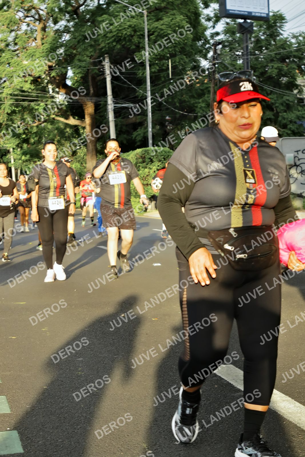 Foto de la X Carrera Leones Negros Red Cola 2026 en Rectoría General de la UdeG, Av. Juárez 976 (meta en Av. Enrique Díaz de León y Pedro Moreno), Guadalajara a las 07:24 · dorsal 4425, 4426