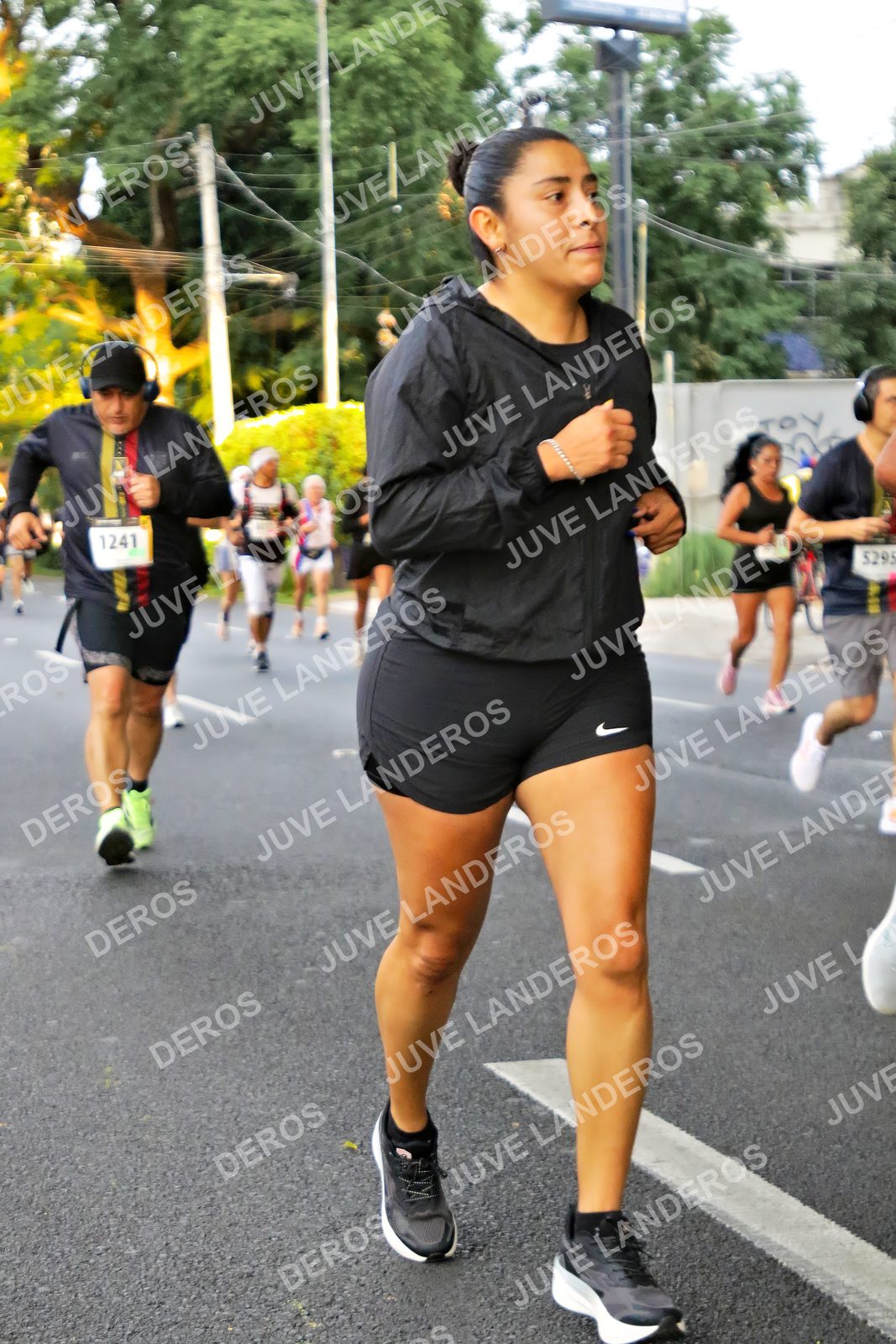 Foto de la X Carrera Leones Negros Red Cola 2026 en Rectoría General de la UdeG, Av. Juárez 976 (meta en Av. Enrique Díaz de León y Pedro Moreno), Guadalajara a las 05:05 · dorsal 1241, 5295