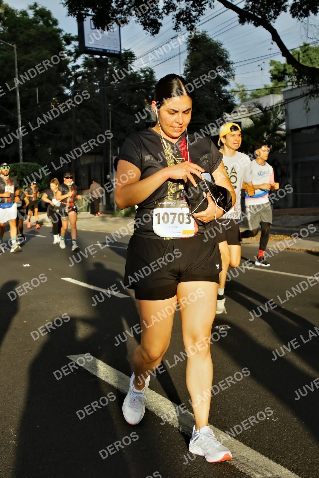 Foto de la X Carrera Leones Negros Red Cola 2026 en Rectoría General de la UdeG, Av. Juárez 976 (meta en Av. Enrique Díaz de León y Pedro Moreno), Guadalajara a las 07:28 · dorsal 10703