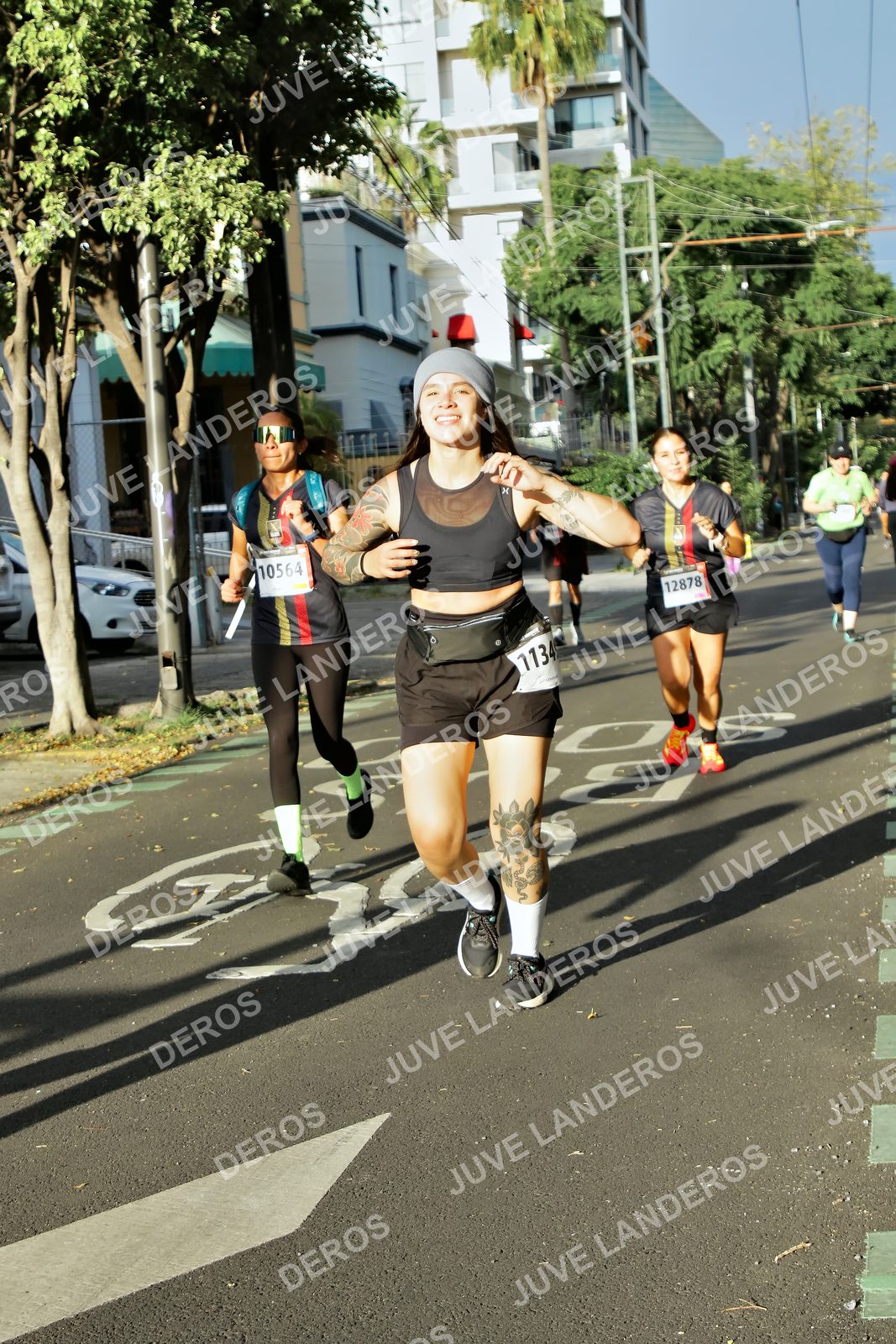 Foto de la X Carrera Leones Negros Red Cola 2026 en Rectoría General de la UdeG, Av. Juárez 976 (meta en Av. Enrique Díaz de León y Pedro Moreno), Guadalajara a las 07:54 · dorsal 10564, 12878, 1134