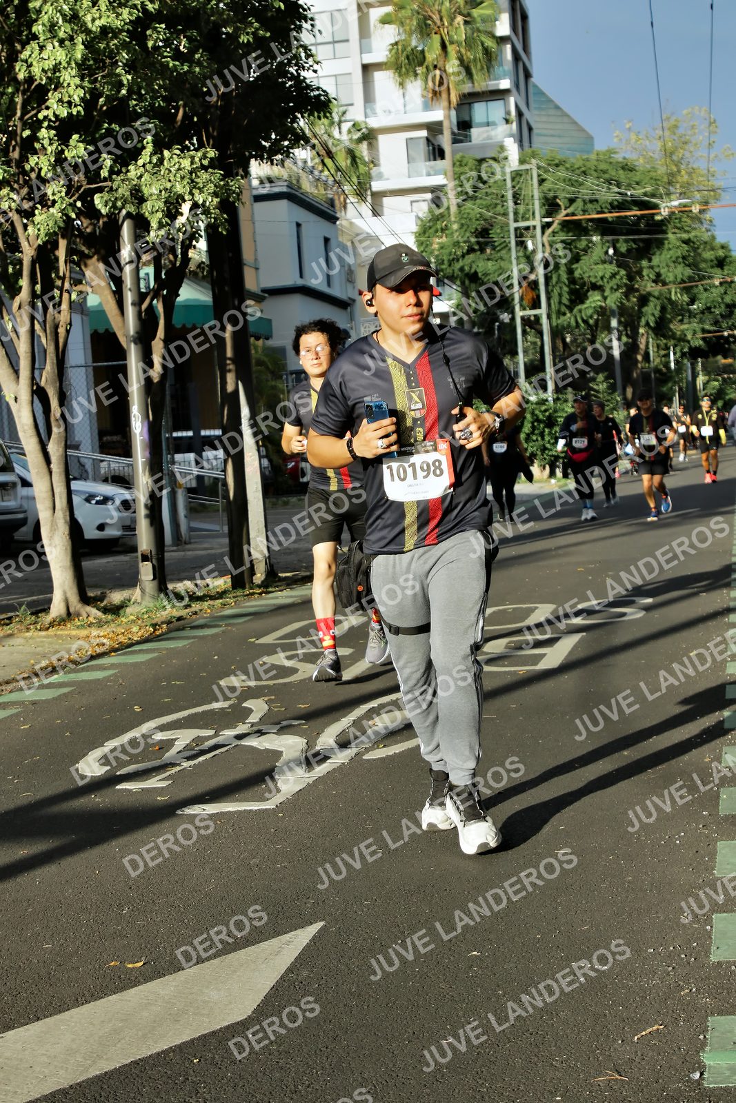 Foto de la X Carrera Leones Negros Red Cola 2026 en Rectoría General de la UdeG, Av. Juárez 976 (meta en Av. Enrique Díaz de León y Pedro Moreno), Guadalajara a las 07:52 · dorsal 10198