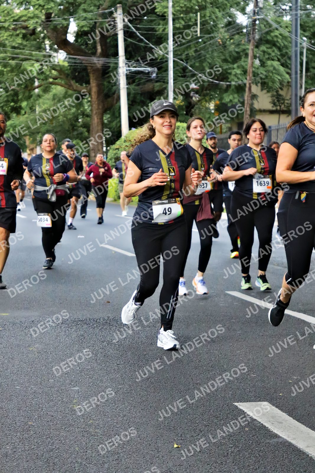 Foto de la X Carrera Leones Negros Red Cola 2026 en Rectoría General de la UdeG, Av. Juárez 976 (meta en Av. Enrique Díaz de León y Pedro Moreno), Guadalajara a las 05:10 · dorsal 49, 1639, 637, 5034