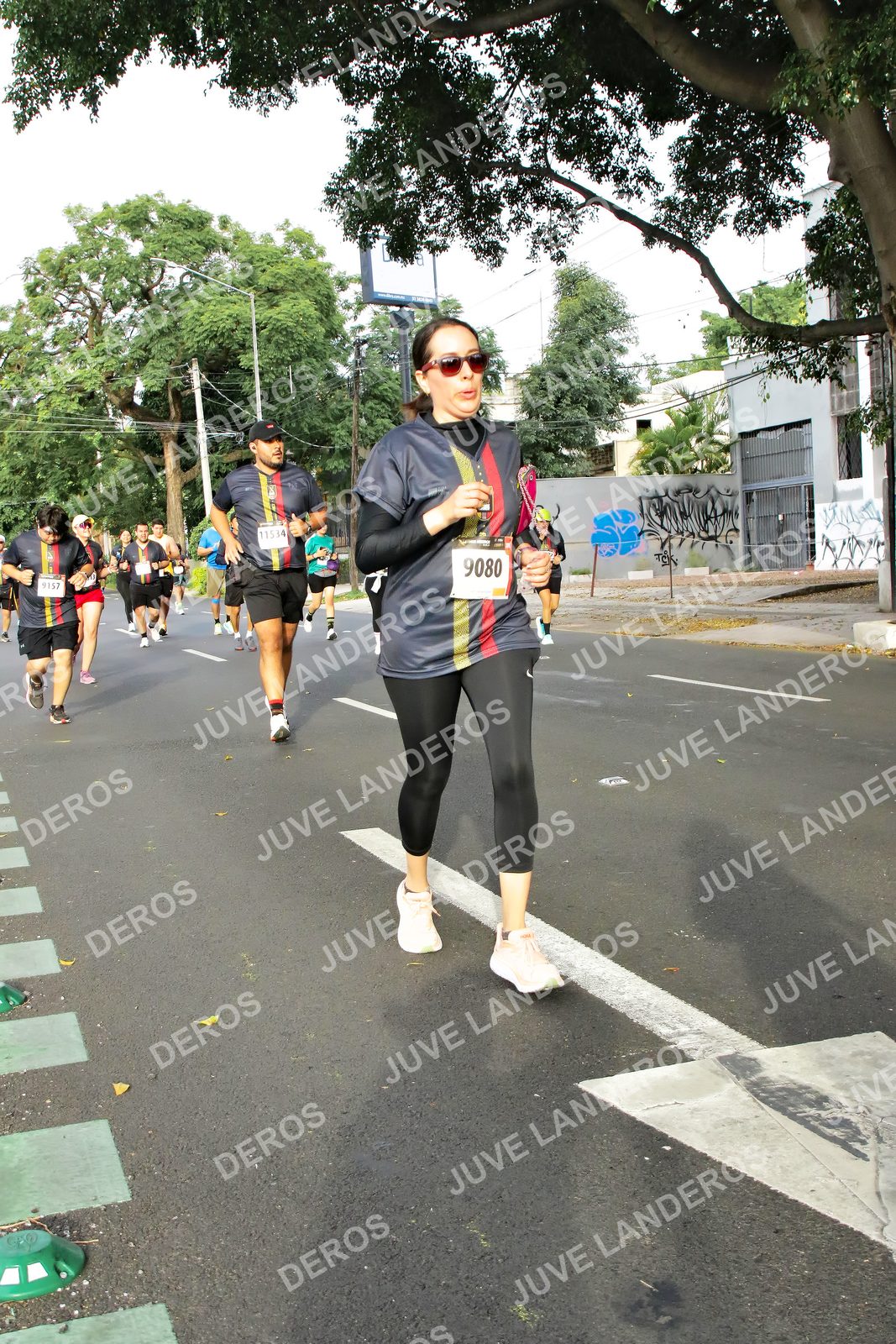 Foto de la X Carrera Leones Negros Red Cola 2026 en Rectoría General de la UdeG, Av. Juárez 976 (meta en Av. Enrique Díaz de León y Pedro Moreno), Guadalajara a las 08:06 · dorsal 9080, 9157, 11534