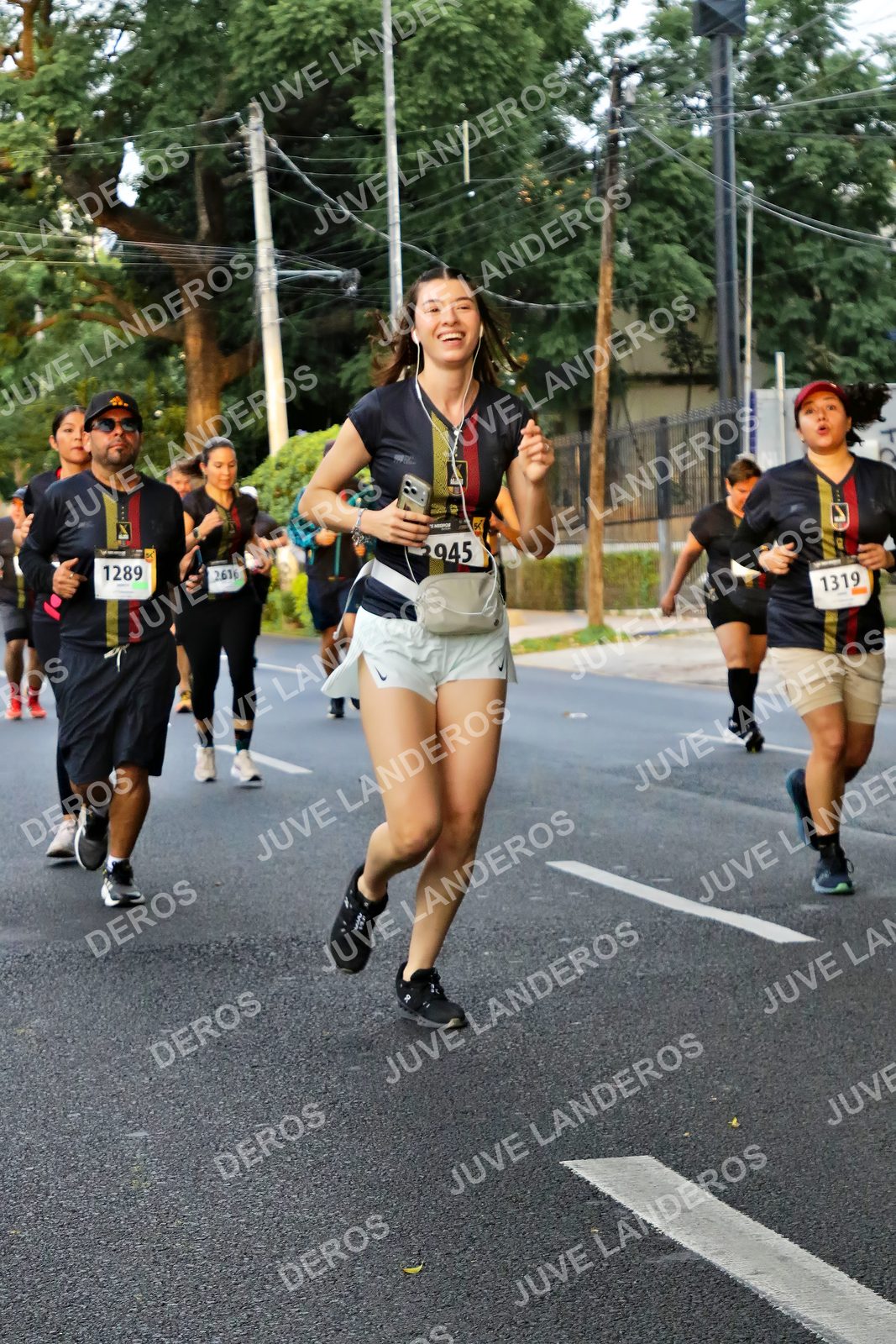Foto de la X Carrera Leones Negros Red Cola 2026 en Rectoría General de la UdeG, Av. Juárez 976 (meta en Av. Enrique Díaz de León y Pedro Moreno), Guadalajara a las 05:08 · dorsal 1289, 945, 1319, 2616