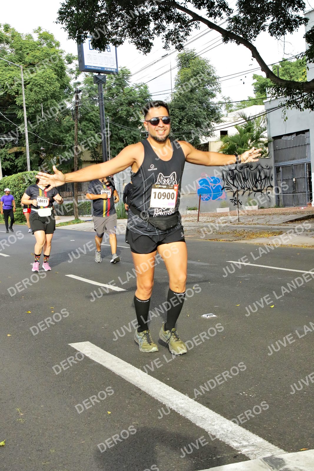 Foto de la X Carrera Leones Negros Red Cola 2026 en Rectoría General de la UdeG, Av. Juárez 976 (meta en Av. Enrique Díaz de León y Pedro Moreno), Guadalajara a las 08:10 · dorsal 10900, 10651, 10645