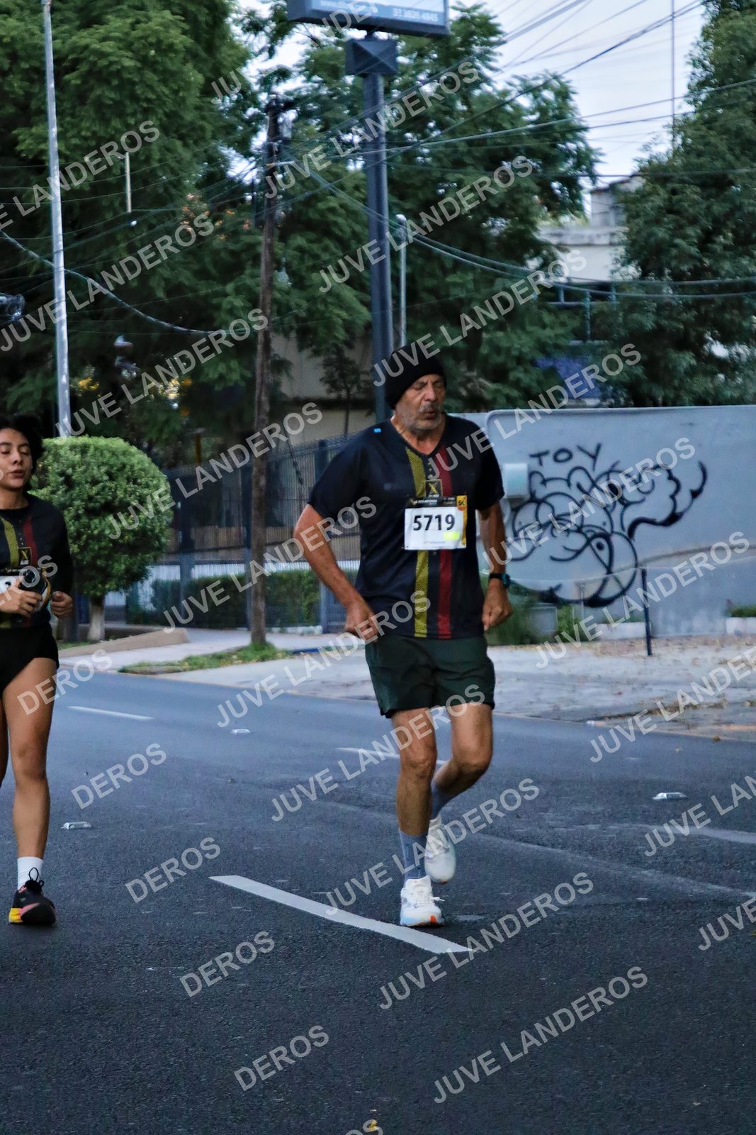 Foto de la X Carrera Leones Negros Red Cola 2026 en Rectoría General de la UdeG, Av. Juárez 976 (meta en Av. Enrique Díaz de León y Pedro Moreno), Guadalajara a las 04:55 · dorsal 5719
