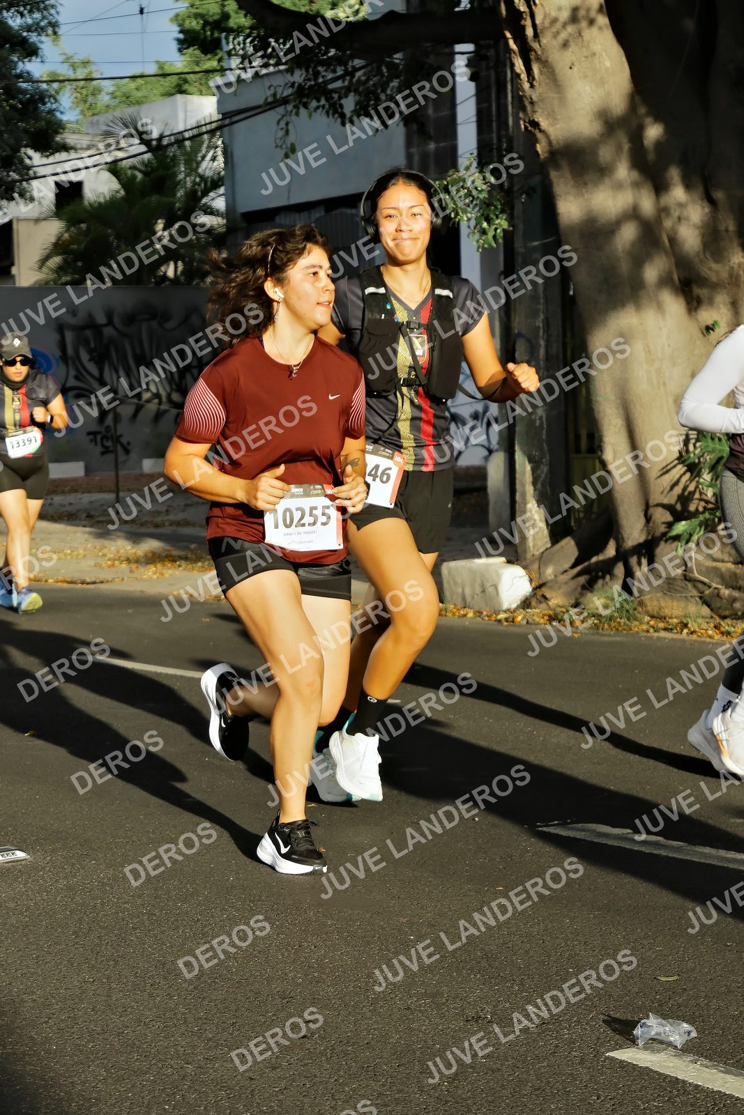 Foto de la X Carrera Leones Negros Red Cola 2026 en Rectoría General de la UdeG, Av. Juárez 976 (meta en Av. Enrique Díaz de León y Pedro Moreno), Guadalajara a las 07:42 · dorsal 46, 10255, 13391