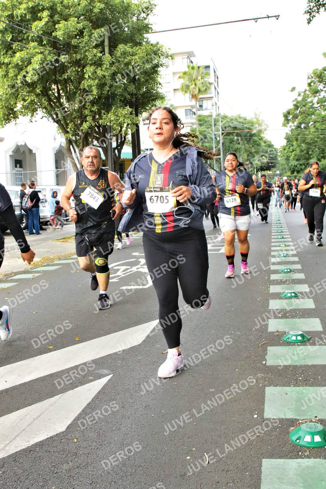 Foto de la X Carrera Leones Negros Red Cola 2026 en Rectoría General de la UdeG, Av. Juárez 976 (meta en Av. Enrique Díaz de León y Pedro Moreno), Guadalajara a las 07:18 · dorsal 6705, 7843, 6128