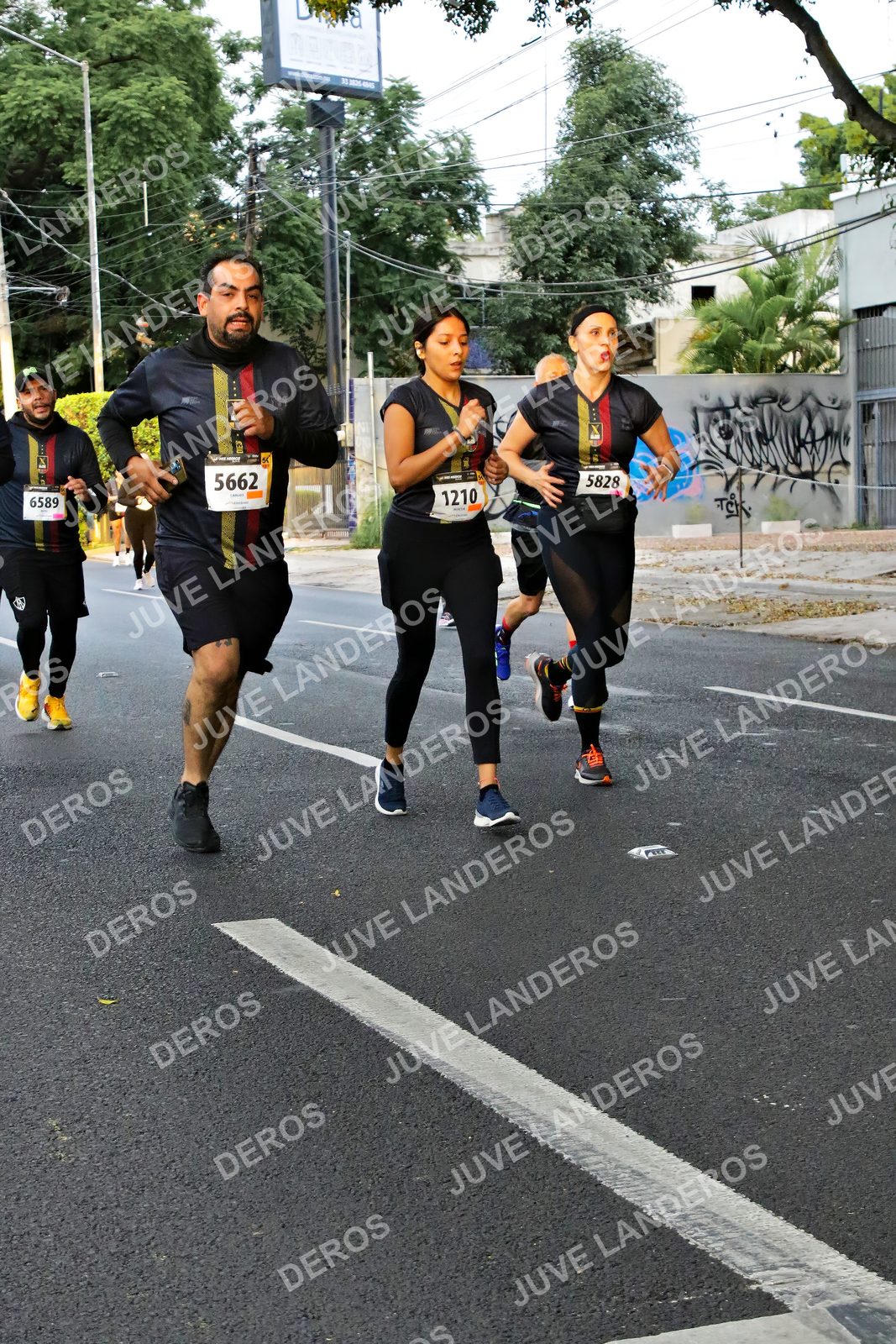 Foto de la X Carrera Leones Negros Red Cola 2026 en Rectoría General de la UdeG, Av. Juárez 976 (meta en Av. Enrique Díaz de León y Pedro Moreno), Guadalajara a las 05:07 · dorsal 5662, 5828, 1210, 6589