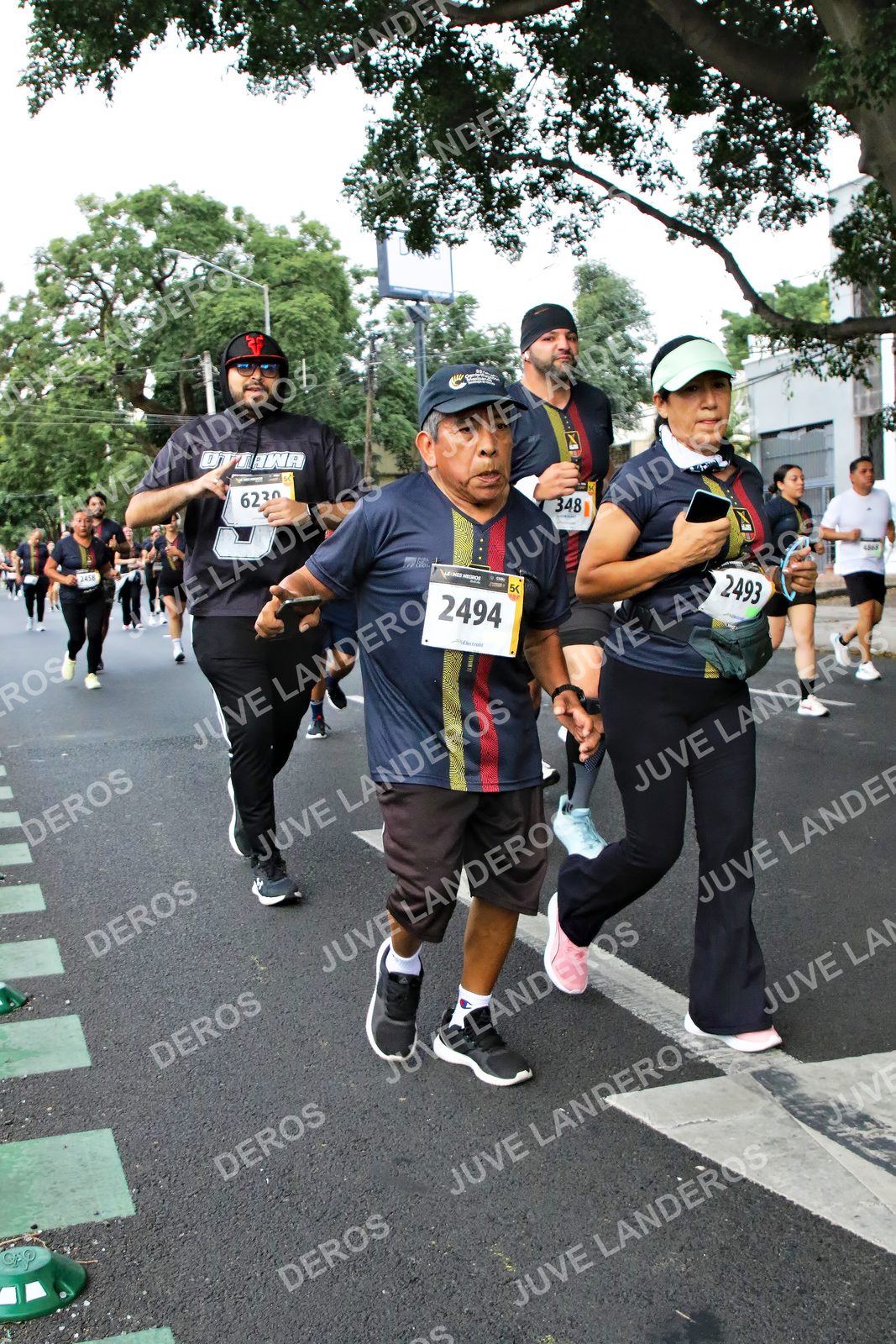 Foto de la X Carrera Leones Negros Red Cola 2026 en Rectoría General de la UdeG, Av. Juárez 976 (meta en Av. Enrique Díaz de León y Pedro Moreno), Guadalajara a las 05:12 · dorsal 2494, 2493, 348