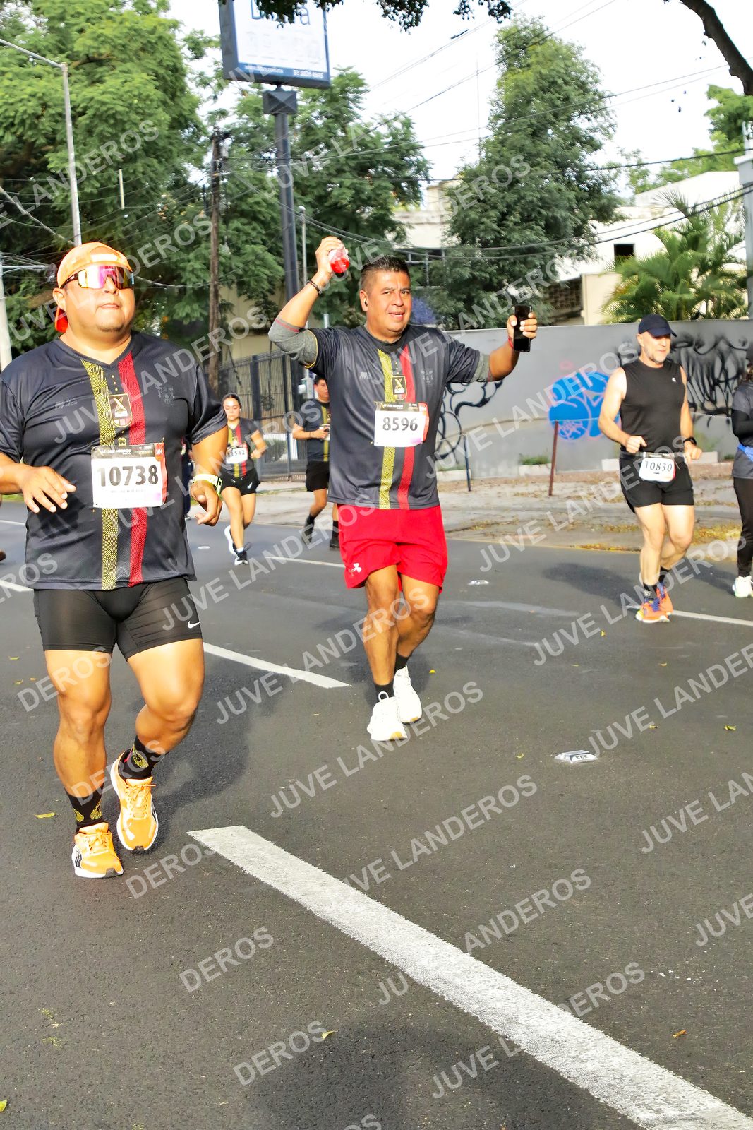 Foto de la X Carrera Leones Negros Red Cola 2026 en Rectoría General de la UdeG, Av. Juárez 976 (meta en Av. Enrique Díaz de León y Pedro Moreno), Guadalajara a las 08:05 · dorsal 10738, 8596, 10830