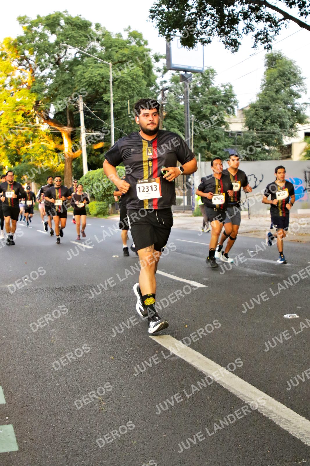 Foto de la X Carrera Leones Negros Red Cola 2026 en Rectoría General de la UdeG, Av. Juárez 976 (meta en Av. Enrique Díaz de León y Pedro Moreno), Guadalajara a las 05:00 · dorsal 12313, 4760, 38, 6137