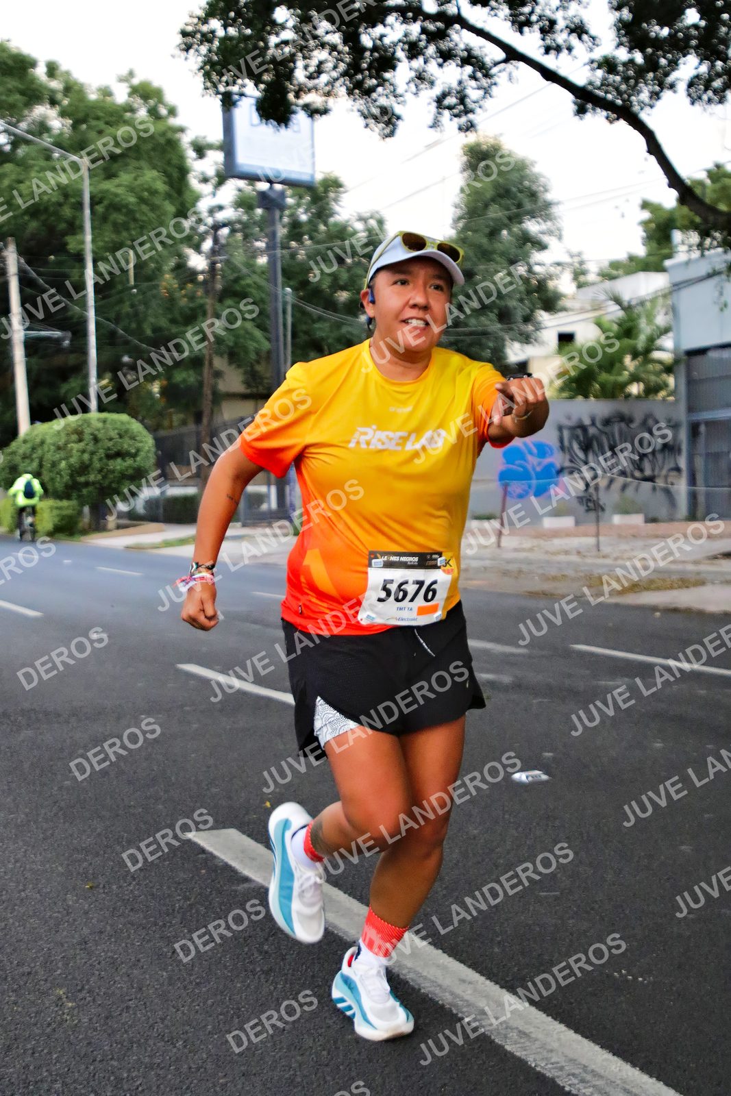 Foto de la X Carrera Leones Negros Red Cola 2026 en Rectoría General de la UdeG, Av. Juárez 976 (meta en Av. Enrique Díaz de León y Pedro Moreno), Guadalajara a las 04:57 · dorsal 5676