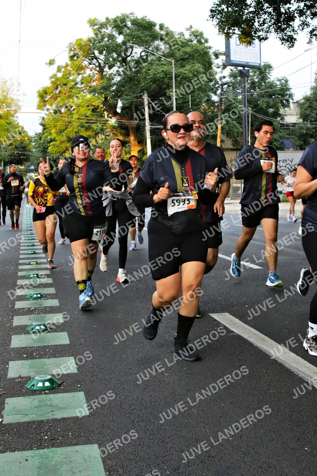 Foto de la X Carrera Leones Negros Red Cola 2026 en Rectoría General de la UdeG, Av. Juárez 976 (meta en Av. Enrique Díaz de León y Pedro Moreno), Guadalajara a las 05:06 · dorsal 5993, 2118, 2399