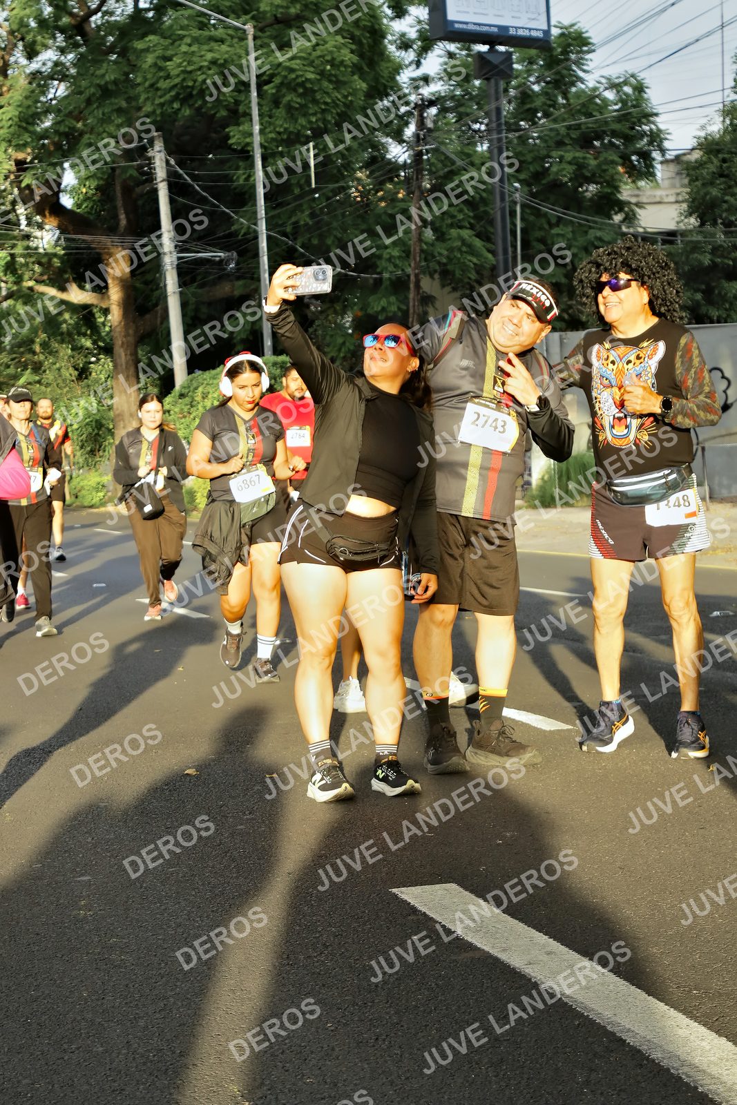 Foto de la X Carrera Leones Negros Red Cola 2026 en Rectoría General de la UdeG, Av. Juárez 976 (meta en Av. Enrique Díaz de León y Pedro Moreno), Guadalajara a las 07:24 · dorsal 2743, 6867, 1248