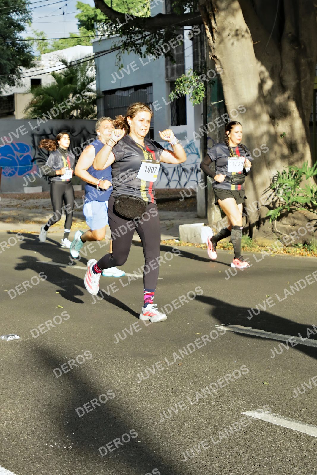 Foto de la X Carrera Leones Negros Red Cola 2026 en Rectoría General de la UdeG, Av. Juárez 976 (meta en Av. Enrique Díaz de León y Pedro Moreno), Guadalajara a las 07:54 · dorsal 1007, 11830