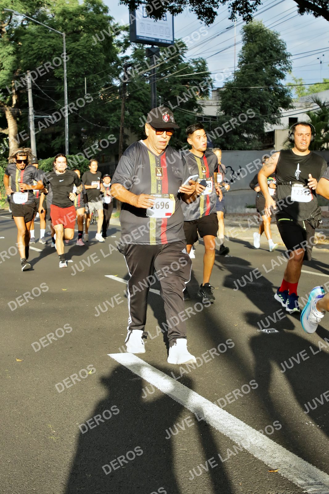 Foto de la X Carrera Leones Negros Red Cola 2026 en Rectoría General de la UdeG, Av. Juárez 976 (meta en Av. Enrique Díaz de León y Pedro Moreno), Guadalajara a las 07:42 · dorsal 696, 12342, 43