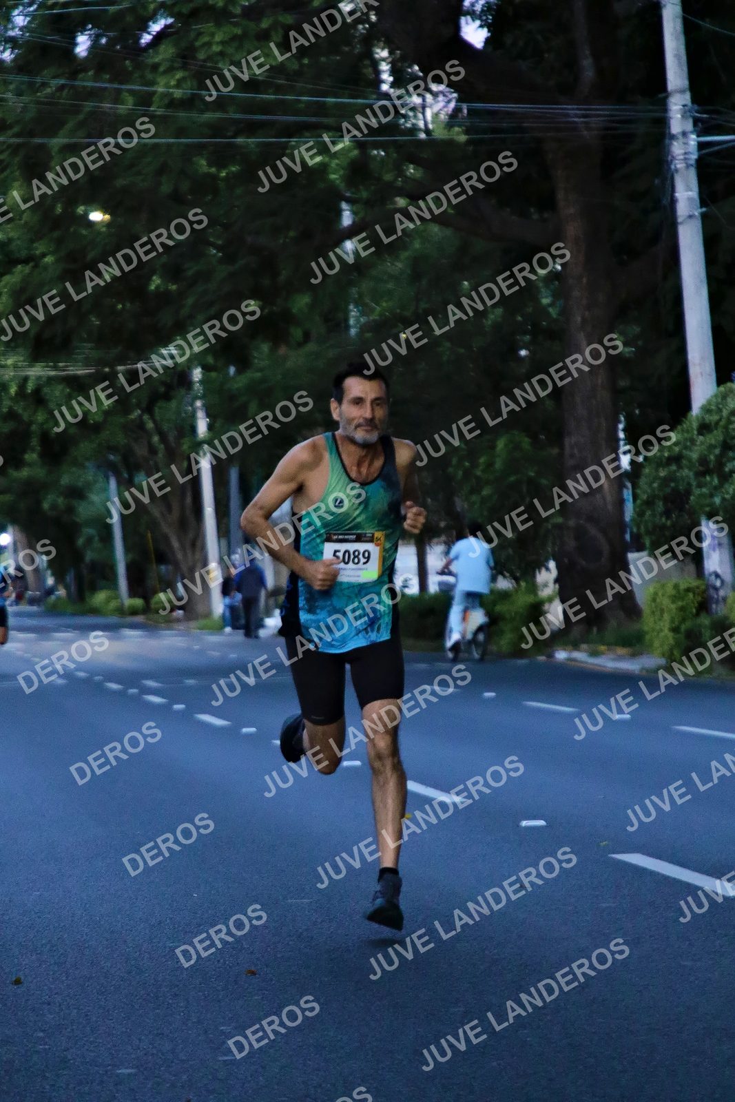Foto de la X Carrera Leones Negros Red Cola 2026 en Rectoría General de la UdeG, Av. Juárez 976 (meta en Av. Enrique Díaz de León y Pedro Moreno), Guadalajara a las 04:49 · dorsal 5089