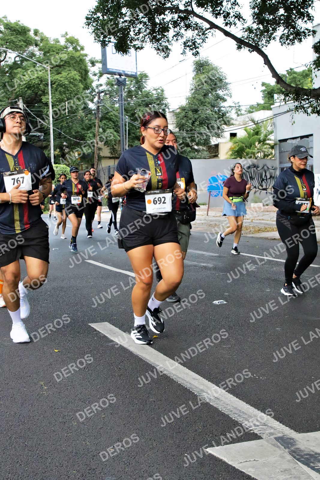Foto de la X Carrera Leones Negros Red Cola 2026 en Rectoría General de la UdeG, Av. Juárez 976 (meta en Av. Enrique Díaz de León y Pedro Moreno), Guadalajara a las 05:11 · dorsal 692, 767, 3610