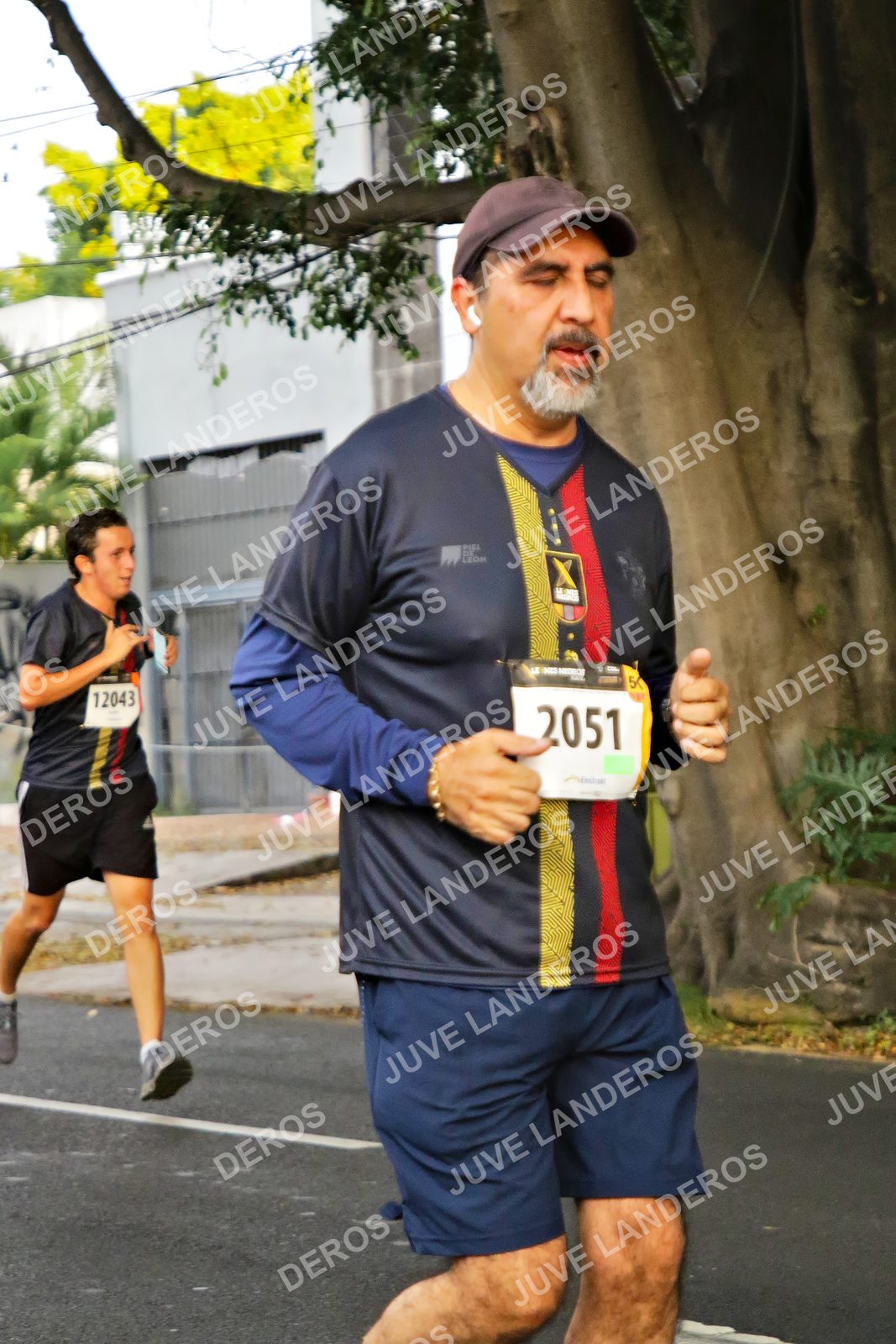 Foto de la X Carrera Leones Negros Red Cola 2026 en Rectoría General de la UdeG, Av. Juárez 976 (meta en Av. Enrique Díaz de León y Pedro Moreno), Guadalajara a las 05:03 · dorsal 2051, 12043