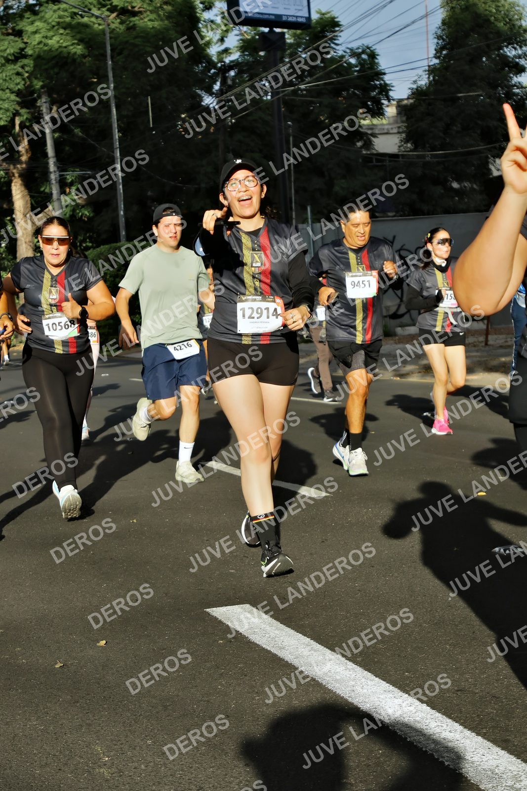 Foto de la X Carrera Leones Negros Red Cola 2026 en Rectoría General de la UdeG, Av. Juárez 976 (meta en Av. Enrique Díaz de León y Pedro Moreno), Guadalajara a las 07:56 · dorsal 12914, 9451, 10568, 4216